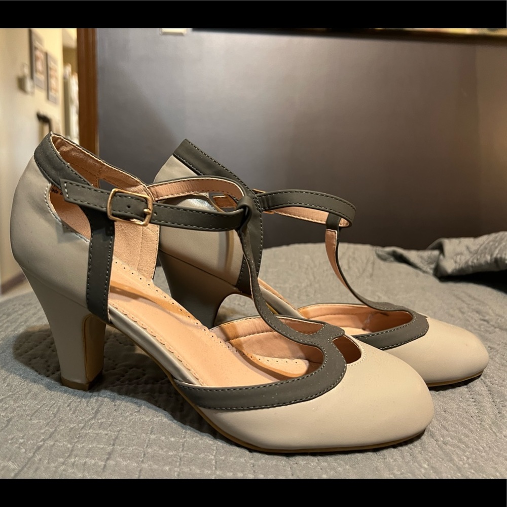 Women’s wide pump heals